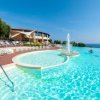 Piscina con fontana e vista mare.