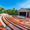 Teatro all'aperto con gradinate e palco.