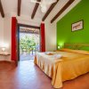 Camera con letto matrimoniale e portafinestra.