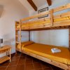 Letto a castello in legno in una camera luminosa.