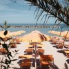Spiaggia con ombrelloni gialli, vista mare.