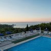 Piscina con vista mare al tramonto.