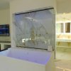 Bagno con doccia in marmo e rifiniture dorate.