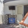 Ingresso con tavolo e targa del residence.