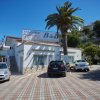 Edificio B&B con parcheggio e auto davanti.