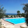 Piscina all'aperto con vista mare.