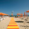 Spiaggia con ombrelloni arancioni.