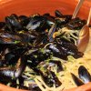 Spaghetti con cozze in una ciotola.