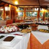 Buffet con vari piatti su tavoli decorati.