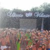 Festa con persone sotto getti d'acqua.