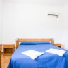 Camera con letto matrimoniale e copriletto blu.