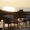 Terrazza al tramonto con vista mare.