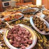 Buffet con vari piatti di carne e verdure.