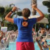 Istruttrice di fronte a bambini in piscina.