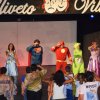 Persone in costume recitano su un palco.