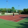Campo da tennis con persone che giocano.