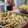 Vassoio di calamari fritti con limoni.