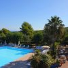 Piscina all'aperto circondata da lettini.