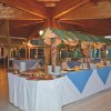 Tavoli imbanditi per buffet in una sala elegante.