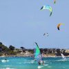 Kitesurf e windsurf in mare aperto.