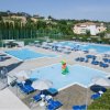 Piscine con ombrelloni e lettini blu.